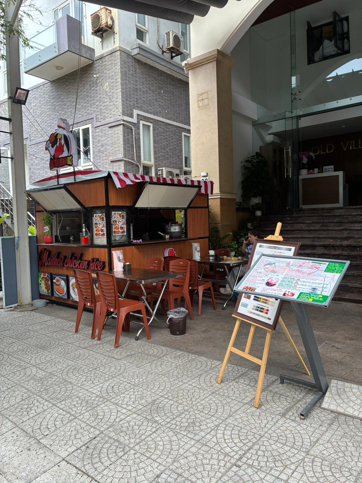 Mai Thai Kiosk and outdoor dining